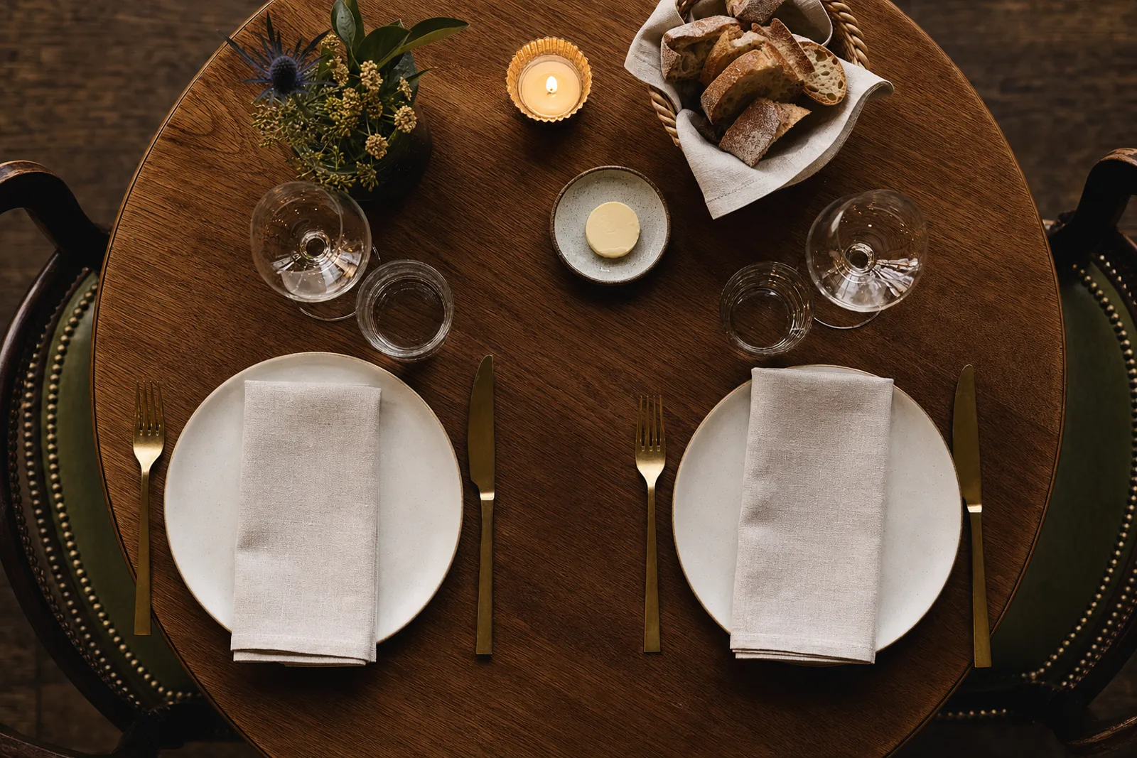 Table dressée — vue plongeante
